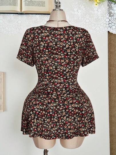 SHEIN ICON Plus Size Women's Summer Back To School Casual Ditsy Floral Square Neck Short Sleeve A-Line Ruffle Hem High Stretch Jumpsuit Shorts With Pockets, Suitable For Outdoor Sports, Yoga, Fitness, Daily Wear