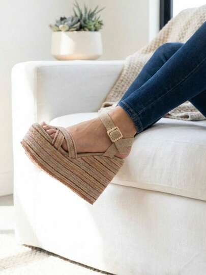 Alpargatas, sandalias de cuña, calzado para mujer, dama. Calzado abierto, estilo clasico, basico, retro, comodo. Moda de playa, vacaciones, oficina, fiesta, boda. Puesta fácil, uso cotidiano. plataforma forrada en yute. Primavera Verano, todo el año, claro, frio. Cinturón ajustable con hebilla. Colores variados, numeración amplia. minas Del Rey. Women Fashion Style new Quality Luxury