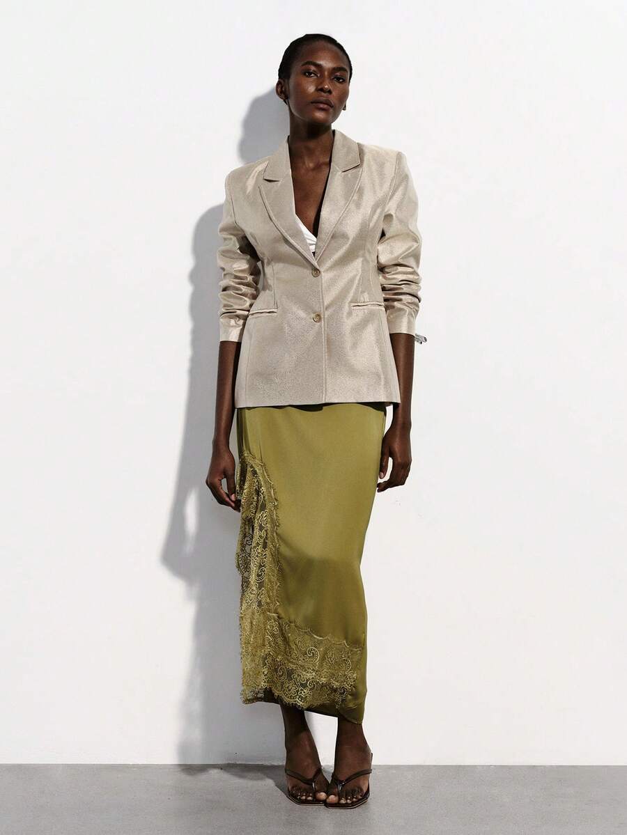 Aveloria Modichic 经典简约大方通勤优雅女士西装外套，轻盈奢华缎面面料，宽肩收腰修身设计 - 金色 - 查看 1