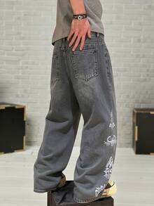 GALLERY FADE Jeans de mezclilla casual de uso diario con bordado floral y bolsillo inclinado lavado para hombres - Gris - Ver 5