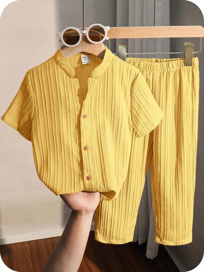 SHEIN paquete de 2 Conjunto informal deportivo de camiseta con cuello alto texturizado y pantalones para niños pequeños, adecuado para atuendos de niños, ropa de niño para volver al colegio, apropiado para fiestas de cumpleaños, fiestas de noche, actuaciones, bodas, bautizos, ceremonias de apertura, uso diario, colegio, viajes, deportes, y adecuado para las temporadas de primavera y verano