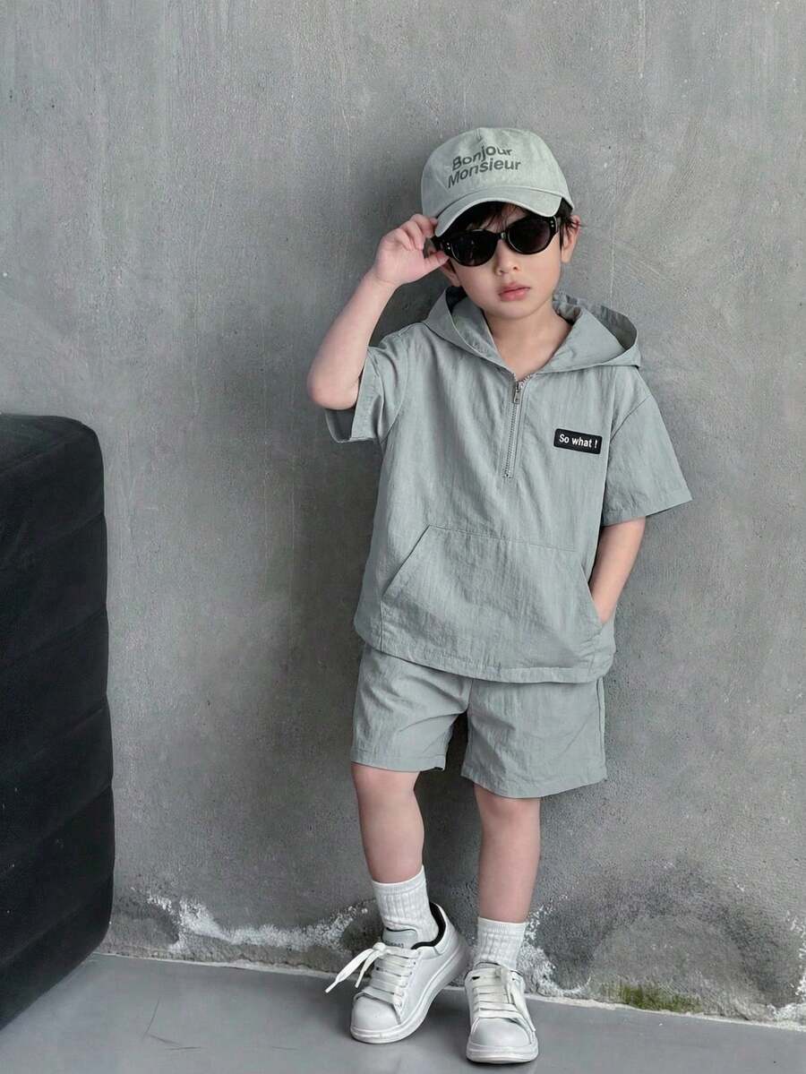 SHEIN 2件套儿童/青少年男童休闲百搭舒适立领拉链宽松短袖上衣和短裤套装，适合学校、花园、海滩、生日、春夏等场合。