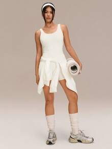 GLOWMODE 4.3英寸 FeatherFit™ 塑形连体衣，如黄油般柔软，吸汗透气，弹力十足，有效收腹，可拆卸胸垫，侧边口袋，U型后背设计，适合低强度瑜伽、普拉提、健身房锻炼和日常穿着。 - 白色 - 查看 7