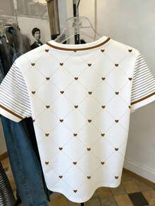 Resyla 棕色爱心格纹条纹袖撞色圆领T恤，Y2K美学爱心图案条纹袖休闲T恤，学院风爱心格纹撞色领夏季T恤，可爱爱心图案条纹袖休闲上衣，甜美女孩爱心格纹撞色滚边短袖T恤 - 白色 - 查看 2