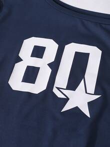 SHEIN 少女两件套。藏蓝色露肩短款T恤，饰有白色“80”数字和星星印花，美式休闲风格。蓝色阔腿牛仔裤，饰有深蓝色星星图案，宽松版型，街头甜美风。星星图案贯穿上下装，浑然一体。适合日常休闲穿着和外出活动。 - 藏蓝色 - 查看 5