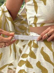 SHEIN 孕妇褶皱吊带背心、宽松短裤和开衫三件套 - 卡其色 - 查看 3