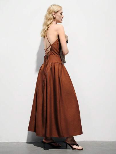 Aveloria Modichic 焦糖棕色复古休闲连衣裙，吊带设计，高腰褶裥细节，宽松A字长裙，亚麻混纺面料，亲肤舒适，适合日常出行、咖啡约会、夏季度假、艺术展览和周末休闲，展现自然优雅与舒适自在。法式复古露背系带无袖收腰连衣裙，搭配超大裙摆。