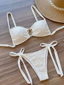 Swim Mod Conjunto de bikini de vacaciones casual para mujer con pantalón de unicolor, de tela hueca, con tirantes gruesos, decoración metálica asimétrica frontal y cordón lateral - Blanco - Ver 6