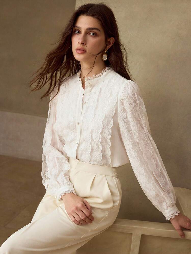 Chemise à col montant blanc en dentelle avec bordure festonnée et manches bouffantes