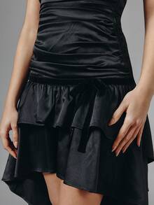 OverBlushhh 女士黑色无肩带缎面鸡尾酒礼服，不对称高低摆荷叶边褶皱修身舞会礼服，优雅晚宴鸡尾酒会、毕业典礼、特殊场合、盛大晚宴、派对、生日婚礼宾客礼服，饰有天鹅绒蝴蝶结缎带细节 - 黑色 - 查看 6