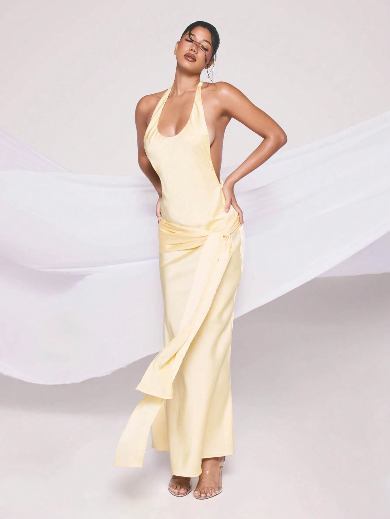 KIZN Robe longue en satin à décolleté plongeant et dos nageur