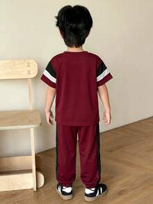 SHEIN 两件套男童休闲舒适百搭撞色圆领短袖上衣和抽绳裤套装，适合春夏季穿着 - 酒紅色 - 查看 2