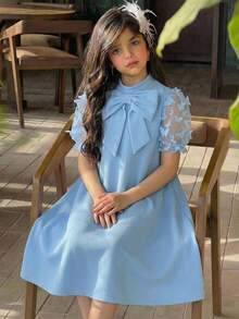 Pitira 儿童夏季服装，柔软舒适的浅蓝色纯色蝴蝶结装饰立领泡泡袖A字连衣裙，适合春、夏、秋、冬四季穿着，优雅公主风，正式场合、派对、生日派对等场合皆宜。这款连衣裙有多种款式，包括泡泡袖、蝴蝶结等，适合青少年女孩穿着。此外，还有适合青少年女孩的蓝色连衣裙、天蓝色连衣裙、蝴蝶结连衣裙、泡泡袖连衣裙、舞会礼服、优雅派对礼服、正式女童礼服以及蝴蝶结装饰女童派对礼服。 - 藍色 - 查看 3