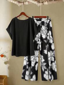 EMERY ROSE Klassisches schwarzes V-Ausschnitt Kurzarm T-Shirt + schwarze Basis mit weißem Blume Muster, modischer Lässig Alltags-Look, Große Größen 2er Set, Frühling/Sommer - Schwarz - Übersicht 2