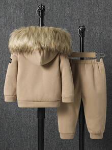 SHEIN 男童连帽上衣，胸前饰有压纹图案，领口毛绒，搭配休闲裤，时尚百搭，适合秋冬季穿着。 - 卡其色 - 查看 2