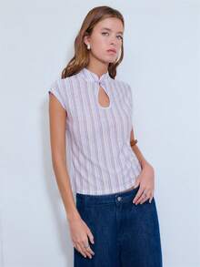 Nöista 这款无袖竖条纹T恤采用立领设计，正面饰有钥匙孔状镂空，并以装饰性中式纽扣点缀。适合春季、夏季、复活节、休闲日常穿着。 - 紫色 - 查看 4