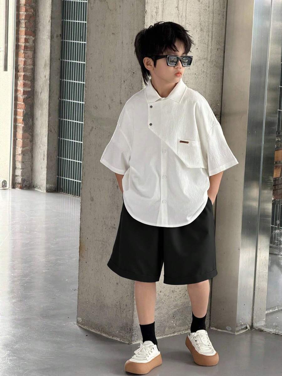 SHEIN 两件套儿童/青少年男童休闲韩版纯色POLO领贴花宽松短袖衬衫和梭织短裤套装,黑白配色,适合通勤、上学、日常休闲、旅行、运动,春夏秋冬皆宜。 - 黑色 - 查看 1