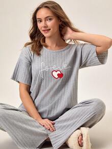 Conjunto de pijama de camisa de manga corta y pantalones de punto acanalado con bordado de corazón con letras de algodón para mujer - Gris - Ver 6