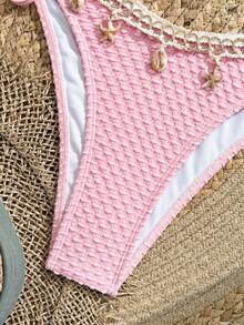 Swim Vcay Bộ bikini Springbreak gồm áo yếm và quần tam giác buộc dây bên hông, chất liệu vải dày dặn, thích hợp cho các bữa tiệc biển mùa hè, bikini họa tiết biển với phụ kiện móc len, bộ bikini phong cách boho. - Hồng - Xem 3