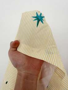 GalTyme 春夏新款休闲套装，适合外出、日常穿着、派对、音乐节、返校、毕业典礼、度假、街头风、居家休闲、逛街、城市漫步等多种场合，可单穿或叠穿。吊带上衣饰有荷叶边下摆，搭配宽松弹力腰裤，黄白条纹海洋元素贝壳和海星印花，大码两件套。 - 彩色 - 查看 8