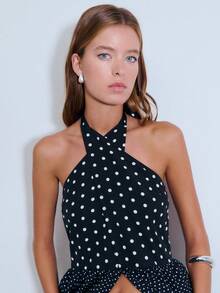 Nöista 这款吊带连衣裙饰有经典的黑白波点图案，腰部采用优雅的荷叶边设计，凸显身材曲线。非常适合春夏穿着，也适合打造晚装造型，以及从白天到夜晚的百变风格。 - 黑色 - 查看 7