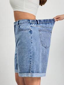 SHEIN CURVE+ 大码女式带口袋纽扣休闲百搭日常牛仔短裤，春夏皆宜，适合嘉年华、通勤、度假、毕业典礼等场合，时尚又充满Y2K风格，可爱街头风，适合派对、婚礼、商务休闲等各种场合。浅色水洗牛仔百慕大短裤，卷边裤脚带口袋，蓝色。 - 藍色 - 查看 5