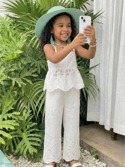 年轻女孩休闲度假、上学、通勤、街头时尚吊带拼接A字型编织白色刺绣上衣和配套阔腿裤套装