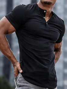 Manfinity Homme 男士黑色短袖T恤，成熟风格，适合春夏男士休闲上衣、男士亨利衫、男士黑色衬衫、男士短袖亨利衫、男士翻领T恤、男士亨利衫，尽显绅士风范，适合日常休闲、周末旅行、户外活动、探险旅行、轻松的工作环境或半正式场合，也是送给男友/丈夫、周年纪念/生日礼物、派对、夏季假期、沙滩装、夏威夷婚礼以及春夏男士健身衬衫的理想之选。 - 黑色 - 查看 1