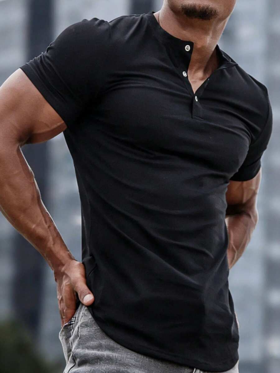 Manfinity Homme 男士黑色短袖T恤，成熟风格，适合春夏男士休闲上衣、男士亨利衫、男士黑色衬衫、男士短袖亨利衫、男士翻领T恤、男士亨利衫，尽显绅士风范，适合日常休闲、周末旅行、户外活动、探险旅行、轻松的工作环境或半正式场合，也是送给男友/丈夫、周年纪念/生日礼物、派对、夏季假期、沙滩装、夏威夷婚礼以及春夏男士健身衬衫的理想之选。 - 黑色 - 查看 1