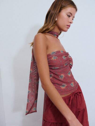 Nöista 这款优雅的夏季无肩带印花上衣采用修身短款设计，并饰有围巾式缎带细节。复古花卉图案和轻盈飘逸的面料散发出法式风情，轻松打造浪漫摩登的优雅气质。适合海滩装扮、派对装扮和度假装扮。