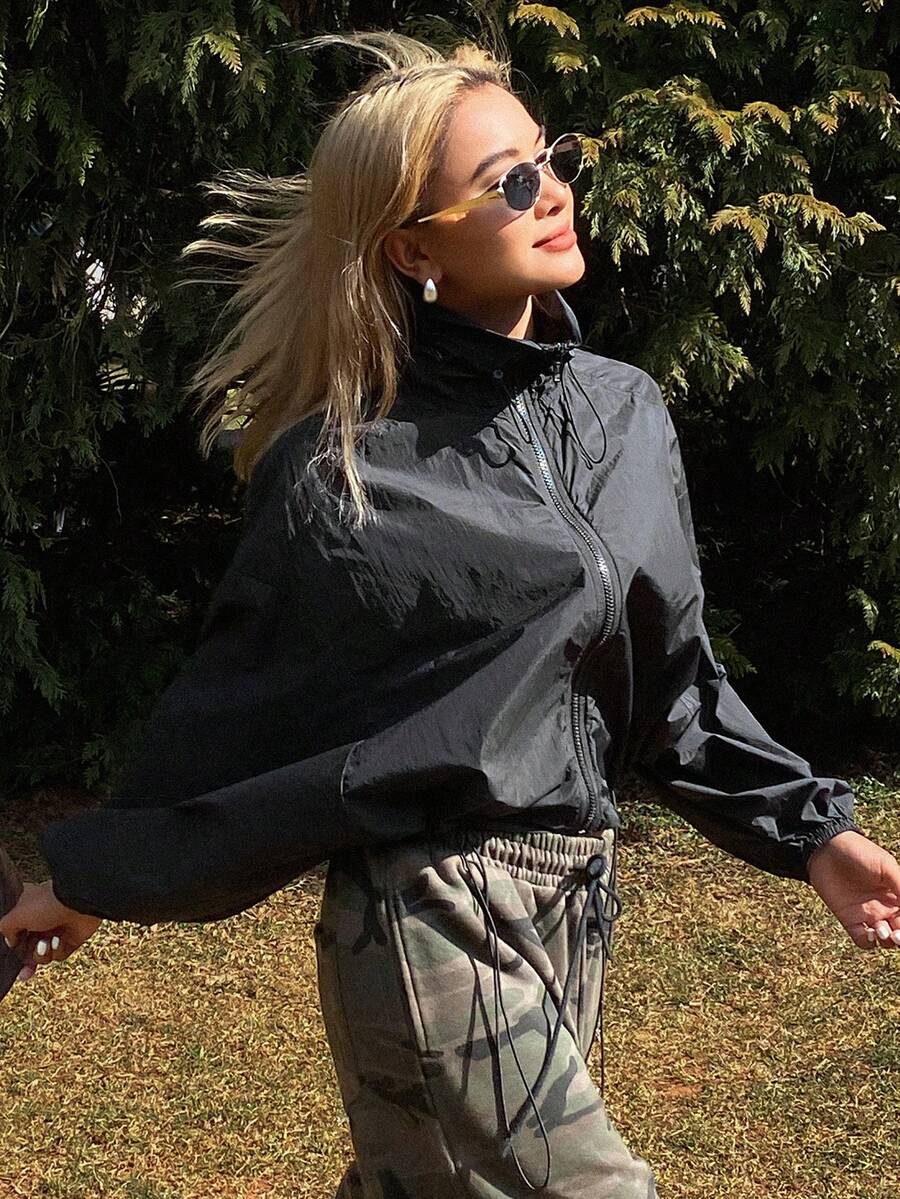 DAZY 女士翻领短下摆抽绳休闲外套，度假街头风 - 黑色 - 查看 1