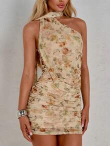 SHEIN Glamour 这款浪漫的裸米色碎花迷你连衣裙，采用不对称单肩领口设计，并饰有别致的丝巾系带。连衣裙采用透视网纱面料和全身褶皱设计，完美修饰身形，修身剪裁，是度假、约会、鸡尾酒会和精致外出造型的理想之选。搭配高跟鞋和简约手拿包，轻松打造优雅造型。 - 彩色 - 查看 2