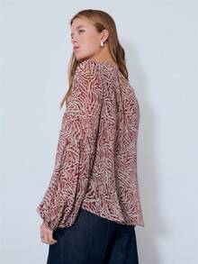 Nöista 夏季服装，棕色动物纹V领系带雪纺衬衫。直筒剪裁，泡泡袖设计，非常修身。轻盈透气的雪纺面料，带来极佳的透气性和垂坠感，是春夏衣橱中不可或缺的休闲度假单品。 - 棕色 - 查看 2