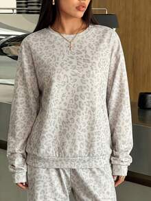 SHEIN EZwear Áo sweatshirt dài tay cổ tròn dáng rộng, tối giản, họa tiết da báo màu sáng, thích hợp cho mùa hè, kỳ nghỉ, lễ hội âm nhạc, ngày hội thể thao. Bộ đồ phối hợp nữ, trang phục thường ngày nữ, bộ đồ phối hợp họa tiết da báo hai mảnh dành cho nữ. - Nhiều màu - Xem 5