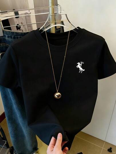 Nuevo Lanzamiento de Primavera 2026 Camiseta de Mujer con Estampado de Jinete Ecuestre Exquisito Cuello Redondo Manga Corta Corte Entallado y Definido Tela Suave Elástica Transpirable y Cremosa al Tacto Ajuste al  que Adelgaza sin Presión Versátil para Uso Diario Citas de Fin de Semana y Paseos Informales Disponible en Varios Colores y Tallas