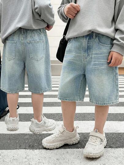 青少年男孩时尚休闲复古酷炫街头宽松舒适清爽蓝色牛仔短裤，适合儿童日常穿着，也适合春夏派对、节日和街头服饰。