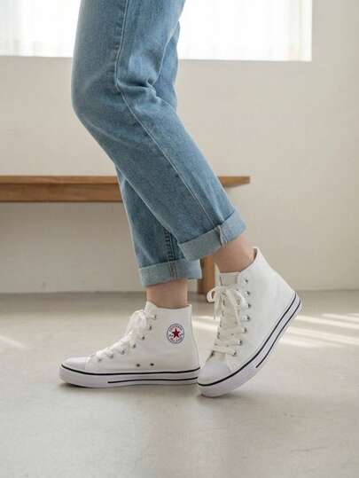 Caña alta, cordones largos, punta redondeada. Este zapato resulta ideal para actividades cotidianas, eventos juveniles, conciertos, paseos, reuniones informales y prácticas deportivas suaves.