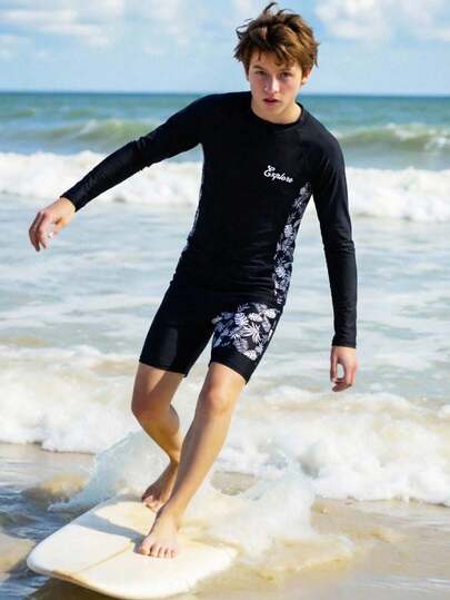 SHEIN 两件套青少年男童休闲度假印花长袖泳衣+泳裤，岛屿棕榈树撞色字母印花，适合冲浪、海滩度假、节日派对、户外运动