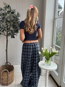CovetEZ Bộ đồ nữ gồm áo tay ngắn cổ tròn màu trơn và quần ống rộng kẻ caro có dây rút ở eo, kiểu dáng thường ngày. - Màu xanh hải quân - Xem 4