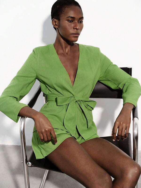 Aveloria Modichic 一套包含一件深V领系带长袖衬衫和一条宽松百搭短裤，共两件。