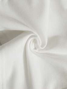 Sparklyn Este es un short de punto blanco de una sola pieza, casual y de estilo vacacional para adolescentes. La cintura acanalada es cómoda y transpirable, y la cintura con cordón ajustable permite ajustar el tamaño de la cintura. El delicado estampado en el panel frontal izquierdo agrega un toque único. Adecuado para uso diario, deportes, escuela, fiestas, vacaciones y otras ocasiones, es perfecto para primavera y verano. - Blanco - Ver 3