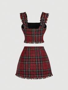 SHEIN MOD 大码女式红黑格子吊带背心和半裙优雅套装，格子套装，粗花呢两件套，红色格子，女士格子套装，欧式套装，女士格子裙套装，贝雷帽套装，野餐套装，欧式女装，红色格子裙 - 紅色 - 查看 3