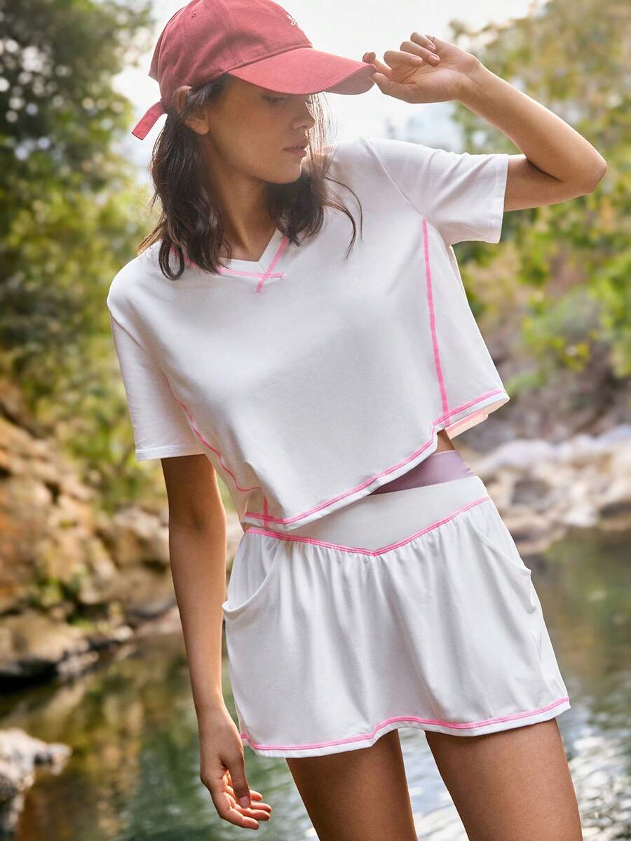 RUN HIKE 女士 V 领短袖上衣和撞色滚边迷你裙两件套 女士短袖白色短裤套装 女士两件套 女士夏季舒适两件套 女士短裤套装 女士夏季两件套连体衣 白色露脐 V 领短袖上衣和粉色缝线短裤，休闲，春季服装，夏季服装，外出服装 - 白色 - 查看 1