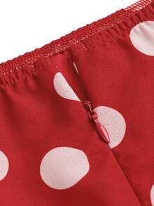 Qadelle Bộ đồ 2 món dành cho nữ mùa hè, gồm áo và chân váy ngắn bằng vải chiffon chấm bi đỏ trắng, cổ bèo bất đối xứng. - Đỏ - Xem 8