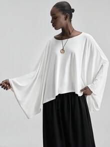 Ontre Camiseta feminina confortável e macia ao toque, de malha de alta qualidade, com decote canoa e mangas morcego. Ideal para uso casual, urbano, executivo, no aeroporto, para viagens, lazer, com um toque retrô discreto, perfeita para cruzeiros, minimalista, luxuosa e versátil. Estilo essencial e elegante. - Branco - Ver 4