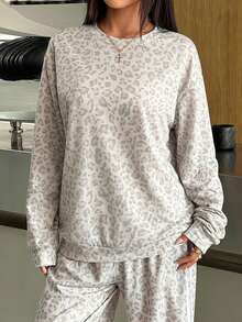 SHEIN EZwear Áo sweatshirt dài tay cổ tròn dáng rộng, tối giản, họa tiết da báo màu sáng, thích hợp cho mùa hè, kỳ nghỉ, lễ hội âm nhạc, ngày hội thể thao. Bộ đồ phối hợp nữ, trang phục thường ngày nữ, bộ đồ phối hợp họa tiết da báo hai mảnh dành cho nữ. - Nhiều màu - Xem 3