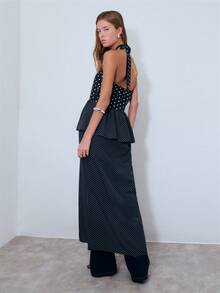 Nöista 这款吊带连衣裙饰有经典的黑白波点图案，腰部采用优雅的荷叶边设计，凸显身材曲线。非常适合春夏穿着，也适合打造晚装造型，以及从白天到夜晚的百变风格。 - 黑色 - 查看 2