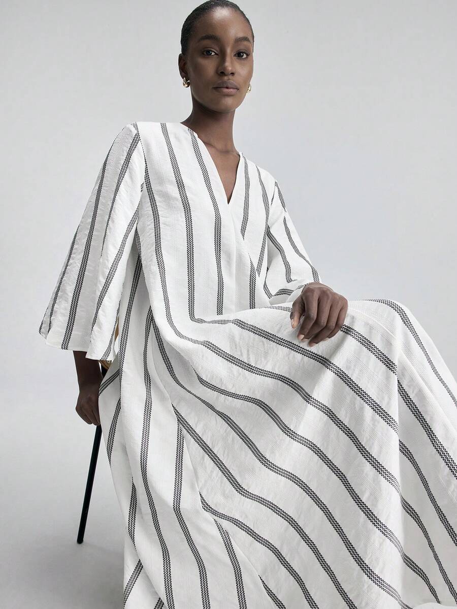 Ontre Đầm dài nữ mới 2026SS, vải dệt kẻ sọc, đầm maxi xẻ tà, phong cách nghỉ mát, trang phục đi nghỉ lễ, đầm nữ đen trắng cổ chữ V tay lỡ, trang phục thanh lịch tối giản thành thị, trang phục đi làm cho giáo viên, trang phục mùa hè, đầm thường ngày, trang phục đi biển, đầm dự đám cưới, đầm dự tiệc, đầm hẹn hò lãng mạn, thiết kế dáng chữ A rộng rãi, chất liệu thoải mái, đầm dài nữ bán chạy nhất thời trang. - Đen và trắng - Xem 1