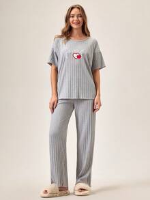 Conjunto de pijama de camisa de manga corta y pantalones de punto acanalado con bordado de corazón con letras de algodón para mujer - Gris - Ver 3
