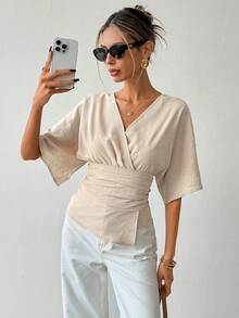 Ritzy Row 新款优雅通勤女式腰部褶裥不对称下摆蝙蝠袖V领套头衫，休闲百搭春夏上衣 - 卡其色 - 查看 5